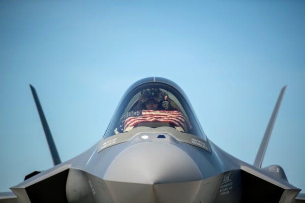 미국의 첨단무기인 F-35 스텔스 전투기. 중국이 첨단무기에 들어가는 희토류 생산 기술 수출을 제한할 수 있다고 블룸버그통신이 최근 보도했다. 사진=REUTERS