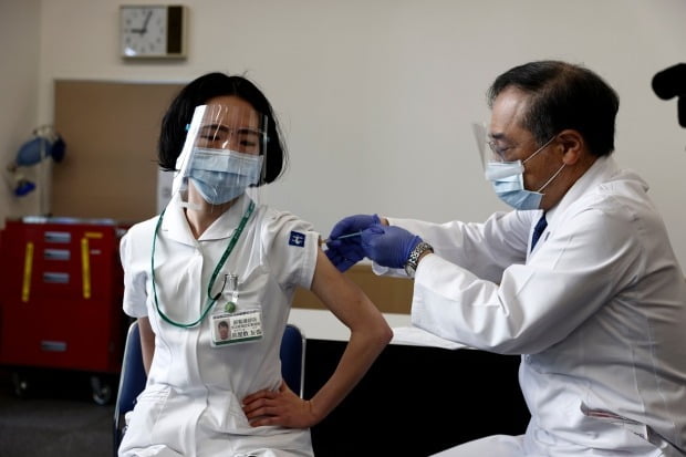 일본이 신종 코로나바이러스 감염증(코로나19) 백신 접종을 개시한 17일 도쿄에서 한 의료종사자(왼쪽)가 백신을 접종받고 있다. /사진=EPA