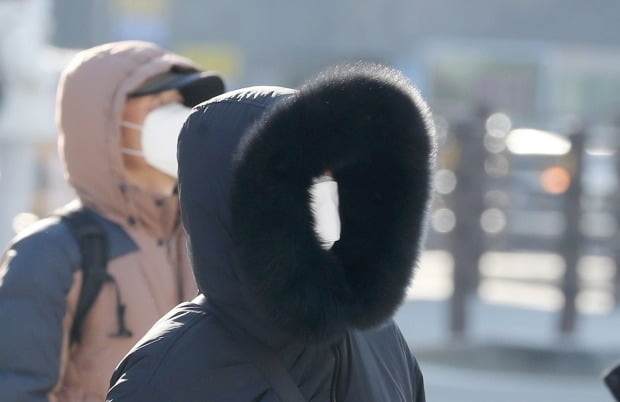 추운 날씨에 두꺼운 외투를 입은 시민들이 서둘러 출근길에 나서고 있다. /사진=연합뉴스