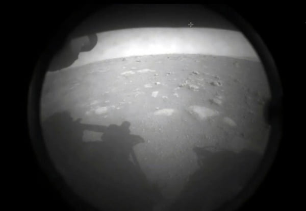 미국의 화성 탐사 로버 '퍼서비어런스'(Perseverance)가 18일(현지시간) 화성의 '예제로 크레이터'(Jezero Crater)에 안착한 뒤 촬영한 사진/사진제공=미국 항공우주국(NASA) TV