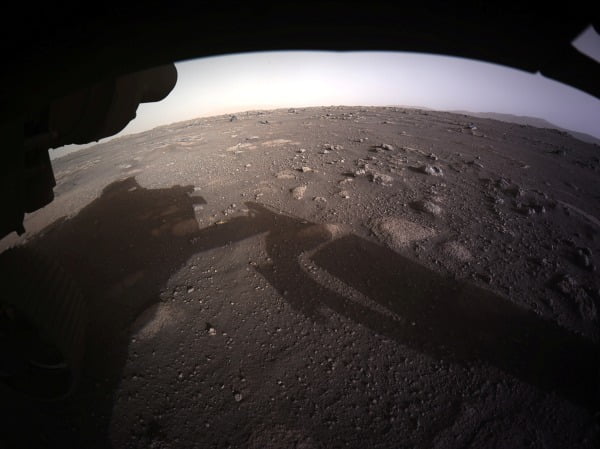 The image of Percivirence, an American Mars rover, took off and transferred to the surface of Mars.  Photo = REUTERS