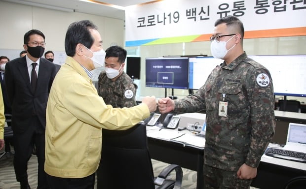 정세균 국무총리가 20일 경기도 성남시 분당구 SK바이오사이언스 본사를 방문해 통합상황실을 둘러보며 현장을 점검하고 관계자들을 격려하고 있다. /사진=연합뉴스