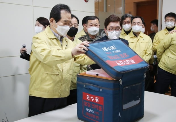 정세균 국무총리가 20일 경기도 성남시 분당구 SK바이오사이언스 본사를 방문해 코로나19 백신을 운반할 의약품 초저온 백신 운송용기를 보고 있다. /사진=연합뉴스