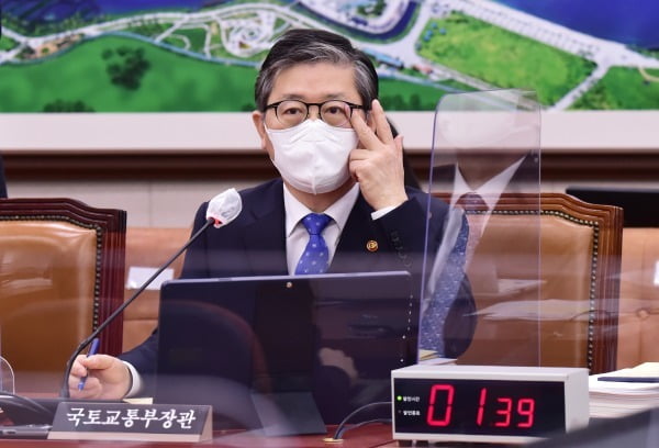 변창흠 국토교통부 장관이 22일 국회에서 열린 국토교통위원회 전체회의에서 답변하고 있다. 사진=연합뉴스