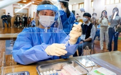 대전·세종·충남, 코로나19 백신 접종 1호…요양병원 의료진