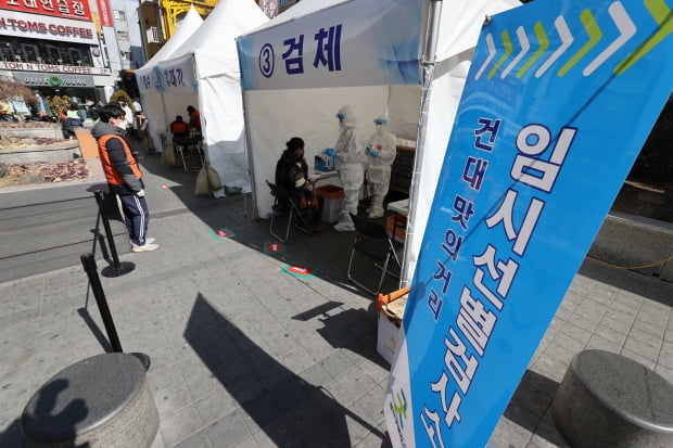 23일 오후 서울 광진구 청춘뜨락야외공연장에 마련된 임시선별진료소에서 '건대 맛의 거리' 상인과 종업원들이 코로나19 검사를 받고 있다. 사진=연합뉴스