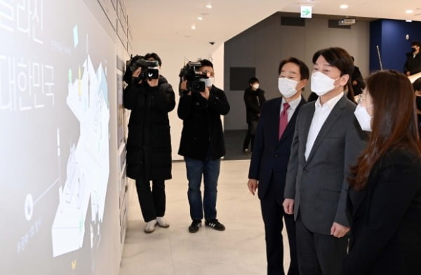 안철수 국민의당 서울시장 보궐선거 예비후보가 23일 서울 동작구 구립 김영삼도서관을 방문해 김현철 김영삼민주센터 상임이사와 도서관을 살펴보고 있다.  /사진=연합뉴스