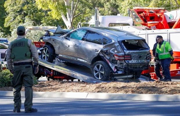 The Genesis GV80, powered by Tiger Woods, is being towed.  Photo = REUTERS