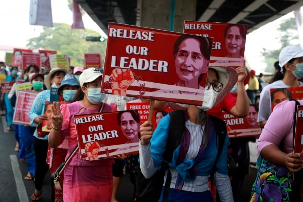 미얀마 최대 도시 양곤에서 26일 대학 교원들이 군부 쿠데타로 축출된 아웅산 수치 국가고문의 사진을 들고 시가 행진을 벌이고 있다. /사진=AP