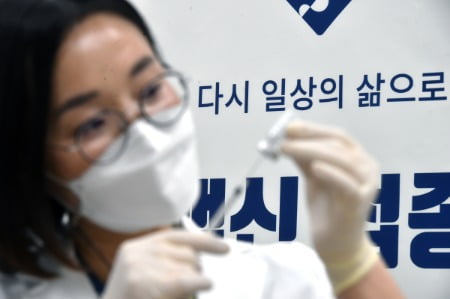 'K-주사기덕' AZ·화이자 백신 1병당 접종인원 확대…세계 최초