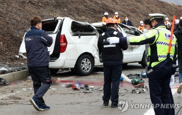 일용근로자 탄 승합차 뒤집혀 7명 사망…"과속·벨트 미착용"