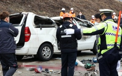 일용근로자 탄 승합차 뒤집혀 7명 사망…"과속·벨트 미착용"