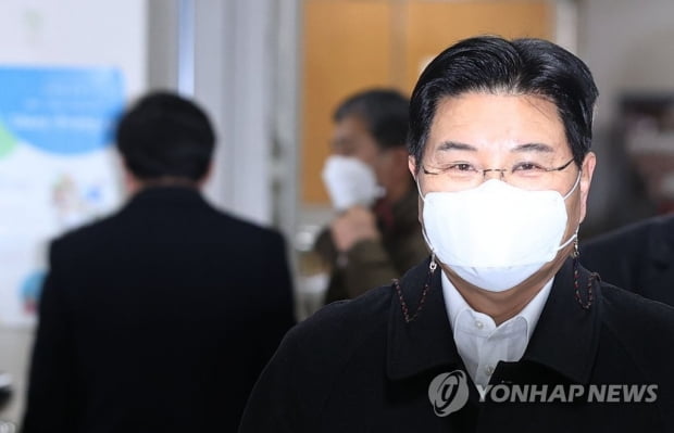 '횡령·뇌물' 홍문종 1심서 징역 4년…법정구속 면해