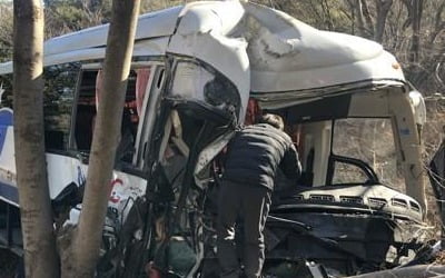 중학생 축구클럽버스 내리막길 가로수 '쾅'…1명 사망·3명 중상