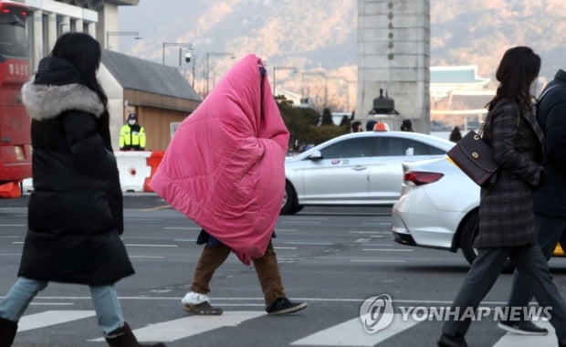 [날씨] '입춘 추위' 전국 아침 기온 뚝…오후에는 눈