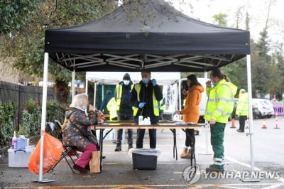 영국, 코로나 방문 검사 개시…"남아공발 변이 자연발생 추정"