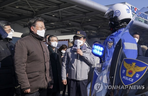 '백신을 지켜라'…도착부터 냉장운송까지 군사작전 방불