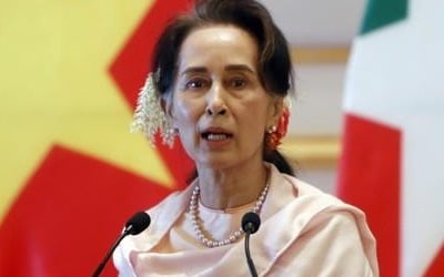 미얀마 경찰, 아웅산 수치 수출입법 위반 기소…15일까지 구금
