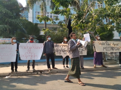 "미얀마서 쿠데타 항의 첫 거리 시위…군정 반대 구호"