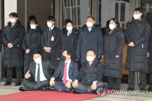 '거짓 해명'에 코너 몰린 김명수…고발·성명 잇따라