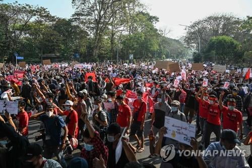 미얀마 양곤 이틀연속 대규모 쿠데타 항의…"2007년 이후 최대"