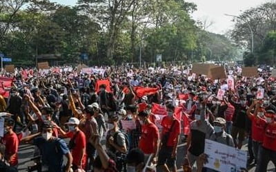 미얀마 양곤 이틀연속 대규모 쿠데타 항의…"2007년 이후 최대"