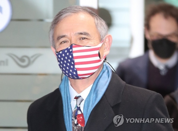 콧수염 공격받은 해리스 전 대사 "한국서 인종차별 놀라"