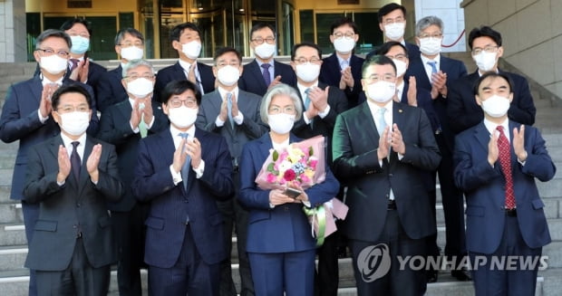 강경화 "정의용, 남북관계 결정적 시기에 외교부 이끌 최적임자"