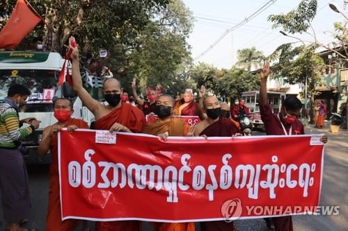 승려도 간호사도 거리로…미얀마 시위 확산속 강경 진압설'고개'