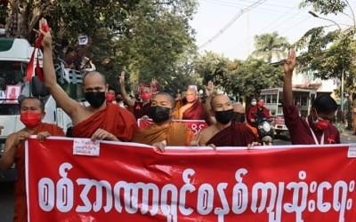 승려도 간호사도 거리로…미얀마 시위 확산속 강경 진압설'고개'