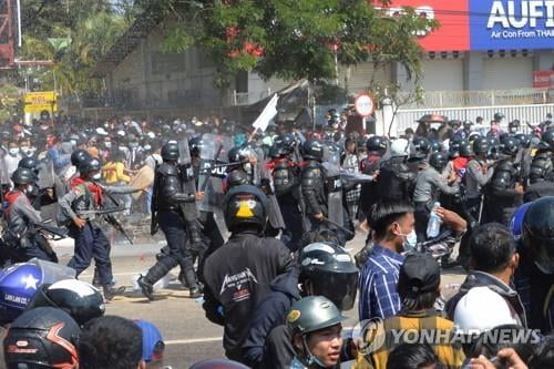 미얀마 나흘째 反쿠데타 시위에 물대포·고무탄 발포 '위험수위'