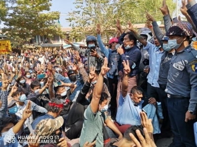 "국민 요구에 더는 귀 막을 수 없어" 미얀마 일부경찰 시위 동참