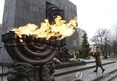 폴란드 법원, 나치부역자 지목한 역사학자들에 '사과 명령' 논란