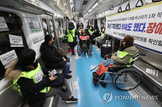장애인단체 4호선 지하철 시위 종료…"운행 회복중"