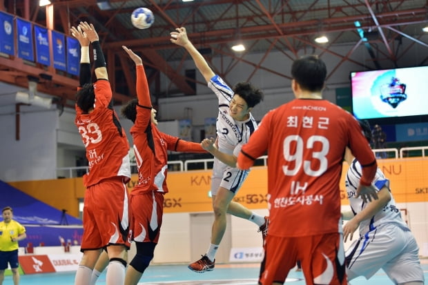 Doosan Handball League final 1st leg 2nd goal 2nd victory overpowering the baseline