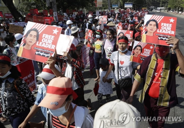 미얀마 9일째 대규모 쿠데타 항의시위…백색테러도 발생