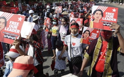 미얀마 9일째 대규모 쿠데타 항의시위…백색테러도 발생