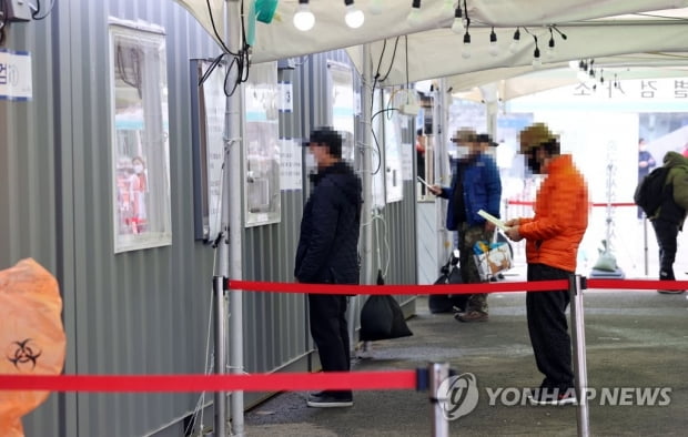 '3차 대유행' 석 달째…오늘도 300명대, 재확산 우려 여전