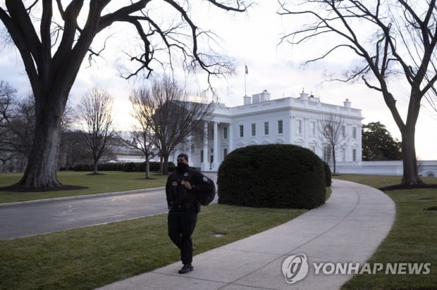 "바이든에게 편지 주겠다"며 총 들고 백악관 찾은 여성