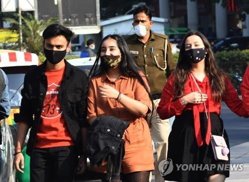 5개월만에 10분의 1로 '뚝'…인도 확진자 급감 미스터리