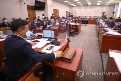 김명수 국회 출석 공방…野 "탄핵 대상" 與 "유례 없다"