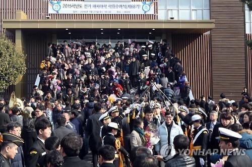 "학사모 쓰고 싶었는데…" 코로나로 사라진 대학 졸업식