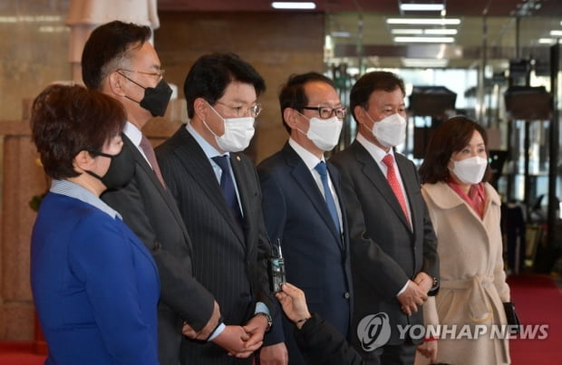 김명수, 野의원들 사퇴 종용에 "사퇴할 의사 없다"