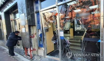 춘천서 승용차가 가로수·건물 '쾅쾅'…2명 사망·3명 중상(종합)