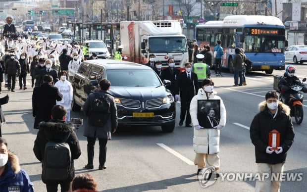 서울시 "백기완 분향소 서울광장 사용에 변상금 부과"