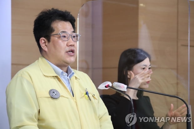 정부 "이번 주 상황 예의주시…필요시 거리두기 조정 검토"