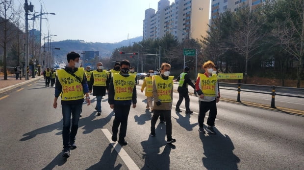 "K방역에 가려진 의료공백"…고 정유엽 부친 청와대로 행진