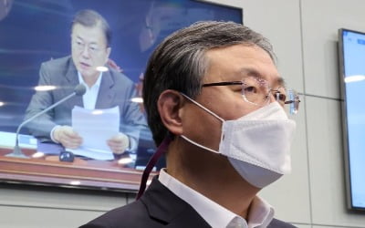 '신현수 사의 파동' 일단 봉합…변수는 여전히 남아