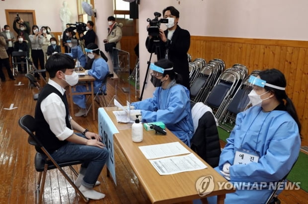 당국 "접종 시작되면 백신 신뢰감 높아질 것…제때 접종해달라"