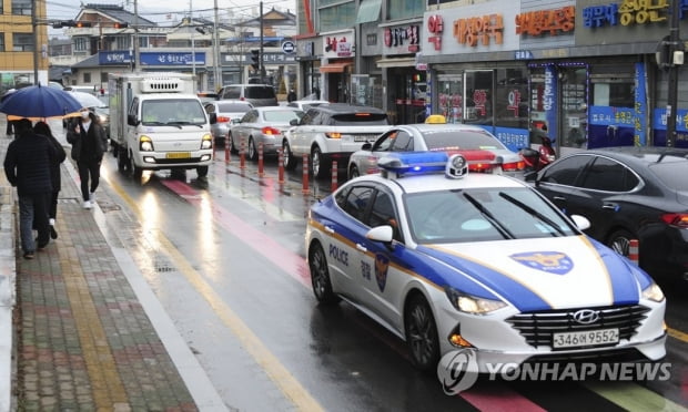 AZ백신 빗줄기 뚫고 달려 빛고을 도착…3천200명 접종분